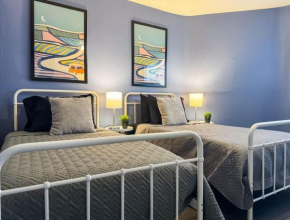 4 Apartments 7 Bedrooms with 23 Beds and Parking WIFI